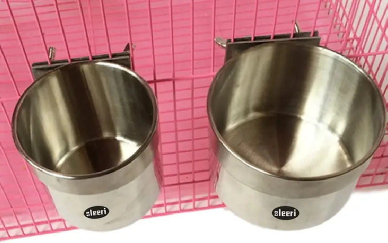 1pcs loro periquito Cockatiel Jaula para mascotas de acero inoxidable Alimentador del pájaro semilla abrazadera de taza de agua tazón de la comida Birdcage soporte accesorios