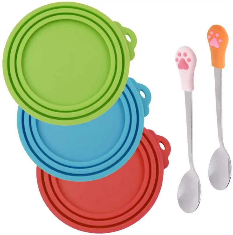 3 cubiertas de silicona para mascotas y 2 cucharas para mascotas, tapa de comida enlatada y cuchara para perro y gato, una se adapta a tres tamaños – rojo, verde, azul claro