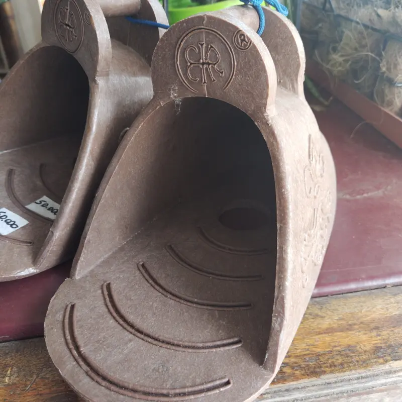 Estribo en plástico campana