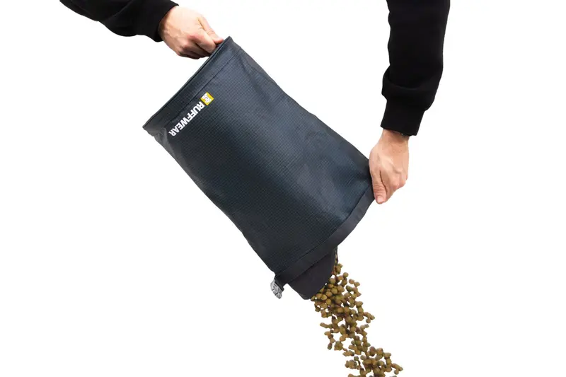 Kibble Kaddie™ Almacenador de Croquetas Portátil - Gris Basalto (Basalt Gray) | Ruffwear