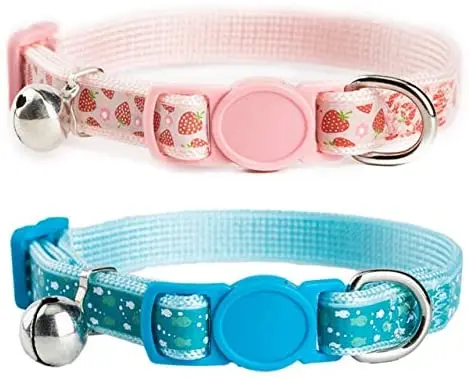 Yasma - Juego de 2 collares para gato, diseño de flores de fresa y peces, ajustables, con campana para gatos y gatitos