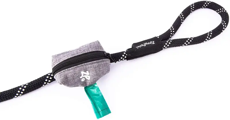 ZippyPaws Accesorio con bolsas para los desechos de tu perro, se ubica en la correa